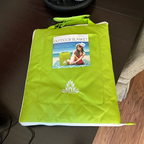 NWT Outdoor Blanket with Shoulder Strap - Picture 2 of 3